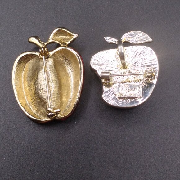 2 Red Enamel & Rhinestone Apple Brooches signed BEST - Picture 4 of 5